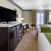 Отель Comfort Inn & Suites Near Universal - N. Hollywood - Burbank, фото 36