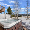 Отель Lily Mountain Lodge - Amazing Mountains Views, Private Hot Tub, Great Location, фото 11