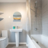 Отель Lovely 5-bed House in Centre of Bicester Village, фото 9