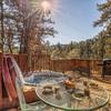 Отель Cabin on the Creek, 2 Bedrooms, Sleeps 6, Hot Tub, Fireplace, Pet Friendly, фото 15