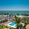 Отель Apartamento con terraza y piscina junto a la playa в Беналмадене