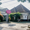 Отель OYO 353 Loesje Guest House Syariah, фото 12