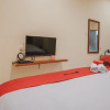 Отель RedDoorz Plus near Plaza Blok M, фото 12