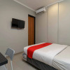 Отель RedDoorz Plus near Radio Dalam 3, фото 12