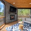 Отель Vacana Reflect, Couples Cabin, Hot Tub, Fire Pit, Pet Friendly, фото 7
