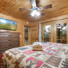 Отель Cozy Bear Lodge, 3 Bedrooms, Sleeps 12, Near Downtown, Private, Hot Tub, фото 2