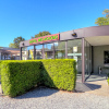Отель Logis Hotel Restaurant des Acacias Lille Tourcoing в Нёвиль-ан-Феррене