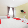 Отель RedDoorz near Museum Angkut Batu 2, фото 8