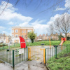 Отель Lovely Studio in London With Patio, фото 12
