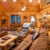 Отель Denali Private Cabin Includes Xbox, Hot Tub, and Stone Pizza Oven by Redawning, фото 6