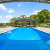 Отель Luxe Whitford Mansion - Pool & Tennis Court, фото 18