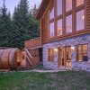 Отель Duc 83 - Luxury log Cottage With hot tub and Exterior Barrel Sauna, фото 12