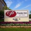 Отель Paola Inn and Suites, фото 1