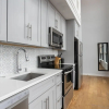 Отель Sosuite Corner 2BR Loft w W D Shared Roofdeck, фото 3