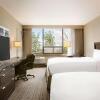 Отель DoubleTree by Hilton Toronto Airport West, фото 7