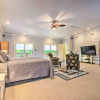 Отель Luxe Hot Springs Lakehouse: Dock, Hot Tub & Kayaks, фото 13