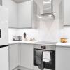 Отель Crown Place 2 & 3 Bedroom Luxury Apts. with Parking in Shepperton, фото 3