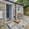Отель Host Stay Old Stone Cottage, фото 15