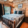 Отель Elk Feathers 2 Bedroom Cabin by RedAwning, фото 20
