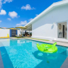 Отель NEW Modern 3BR 3BA Private Pool Centrallylocated, фото 16