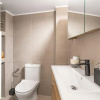 Отель Deluxe 3-Bdrm Urban-Industrial Apt at Acropolis, фото 10