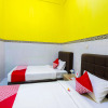 Отель OYO 1427 Azzahra Guest House Syariah, фото 24