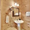 Отель King Of The Mountain 3 Bedroom Cabin, фото 9