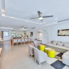 Отель Contemporary Condo, Walk to Beach, Shops, Restaurants, AC, Free Wifi, Pool, фото 10