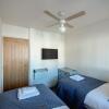 Отель Luxury 2 Bed Room Lake View Apt Bowness Parking, фото 3