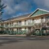 Отель Cabins of Mackinaw, фото 1