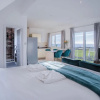 Отель The Penthouse - 1 Bedroom Apartment - Ocean Breeze, фото 19