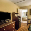 Отель Quality Inn & Suites At Tropicana Field, фото 1