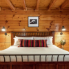 Отель Cades Cove by AvantStay Treetop Haven in Smokey Mountains w Hot Tub Game Room Home Theatre, фото 30