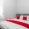 Отель RedDoorz near Batik Tulis Celaket 2, фото 7