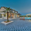 Отель Modern and Spacious Home With Swimming Pool, фото 22