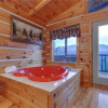 Отель Cuddle Bear, 1 Bedroom, Hot Tub, Grill, Jetted Tub, Fireplace, Sleeps 2, фото 5