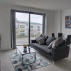 Отель Stunning New Modern 2 Bedroom flat with Parking near Windsor Castle, фото 1