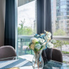 Отель Modern Bright 1Br+Den Unit Downtown, фото 5