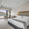 Отель The Rees Hotel, Luxury Apartments & Lakeside Residences, фото 45