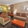 Отель Hampton Inn & Suites by Hilton Toronto Airport, фото 2