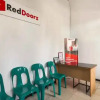 Отель RedDoorz near Widya Mandala University, фото 12