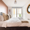 Отель The Brixton Hideaway - Quaint & Elegant 2BDR Flat, фото 3