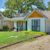 Отель Charming Granbury Cottage Retreat w/ Private Patio, фото 1