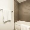 Отель Life Suites - Fort York Central Condo, фото 8