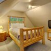 Отель Cedar Sky Cabin - Three Bedroom Cabin with Hot Tub, фото 11