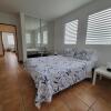 Отель 2 bdr apt - 4 min walk to Sandy Beach, фото 3