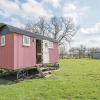 Отель Thyme Shepherds Hut Boundary Farm Air Manage Suffolk, фото 1
