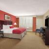 Отель Ramada Plaza by Wyndham Fayetteville Fort Bragg Area, фото 3