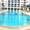 Отель Platinum Suites, Thepprasit Road - Large top Floor Studio, фото 8