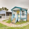 Отель Galveston Cottage ~ 1 Mi to Beach: Pet Friendly!, фото 17